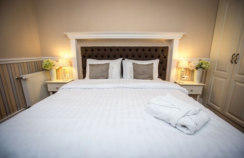 Queen's Court Hotel & Residence