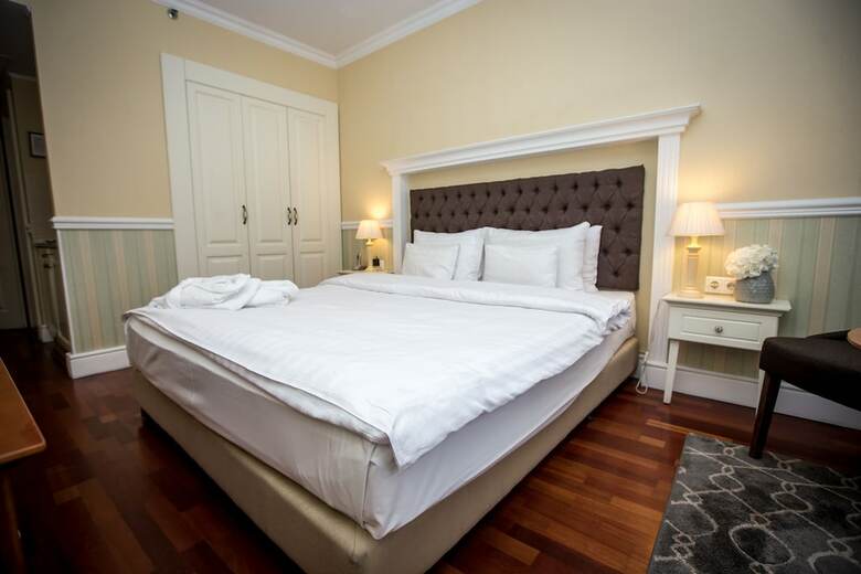 Queen's Court Hotel & Residence