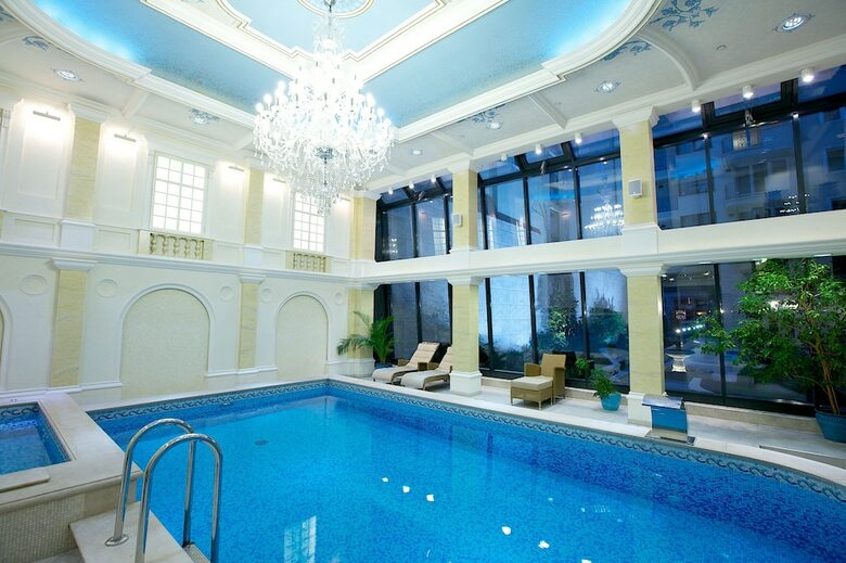 Queen's Court Hotel & Residence