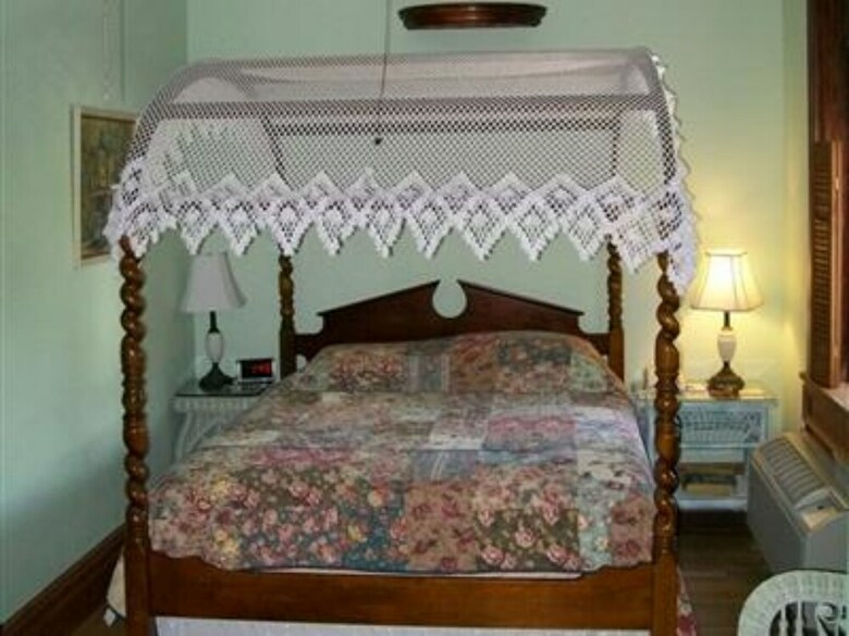 Bed & Breakfast Amsterdam's Curry Mansion Inn
