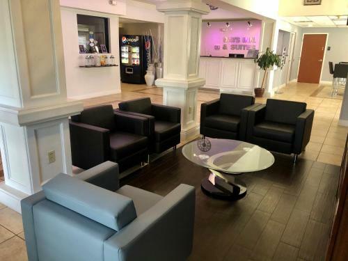 Hotel Days Inn And Suites Lakeland