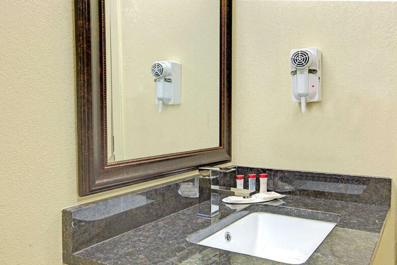 Hotel Ramada Airport Conference Center