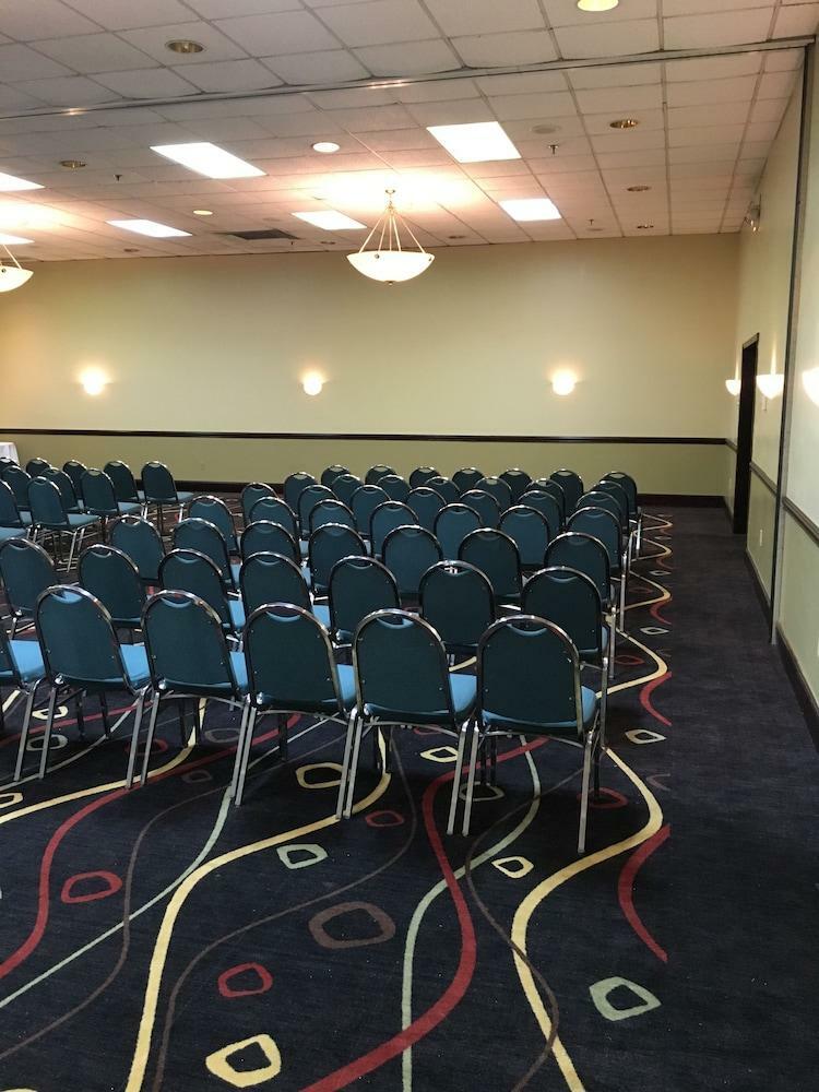 Hotel Ramada Airport Conference Center