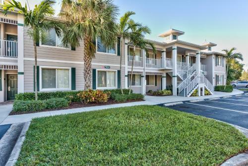 Apartamentos Vicenza Golf Condo At The Lely Resort