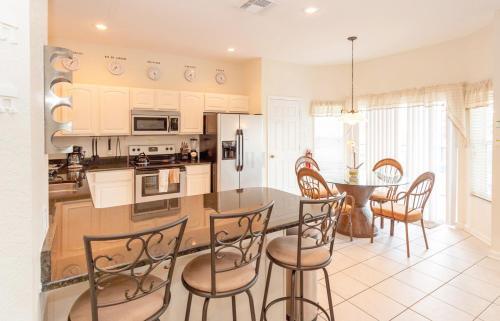 Spacious Vacation Home Rental House 77tb12