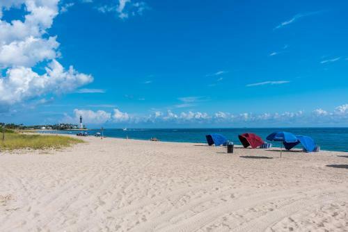 Hotel La Costa Beach Club