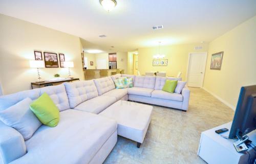 Five Bedrooms, Four Bathroom Home 10cp14