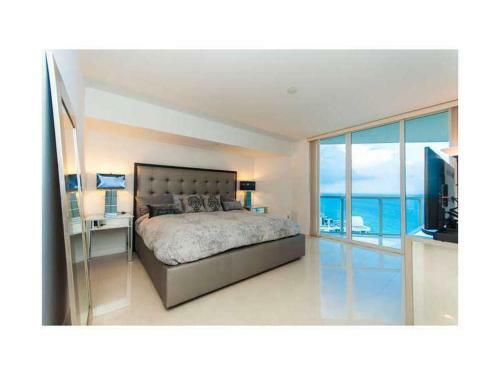 Apartamentos La Perla Condominium On The Beach