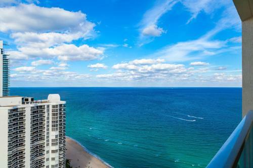 Apartamentos La Perla Condominium On The Beach