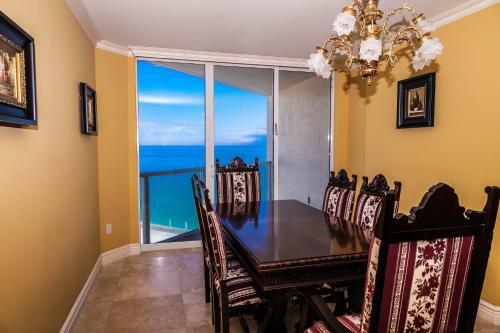 Apartamentos La Perla Condominium On The Beach