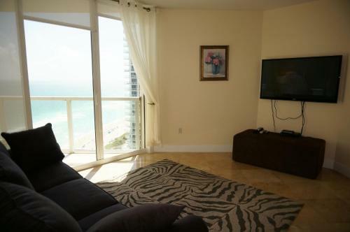 Apartamentos La Perla Condominium On The Beach