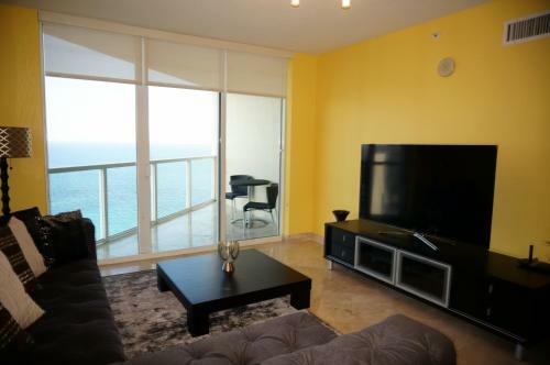 Apartamentos La Perla Condominium On The Beach