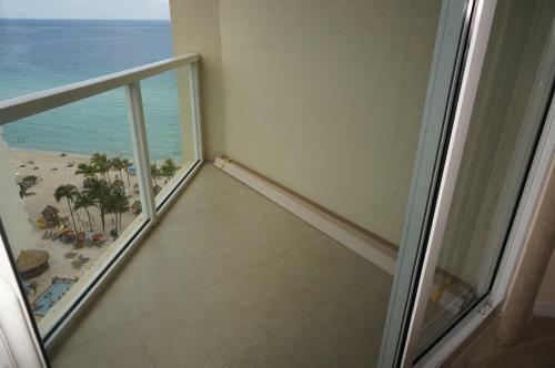 Apartamentos La Perla Condominium On The Beach
