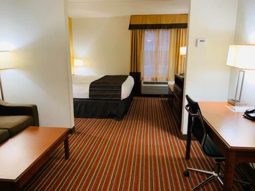 Hotel Comfort Suites At North Point Mall