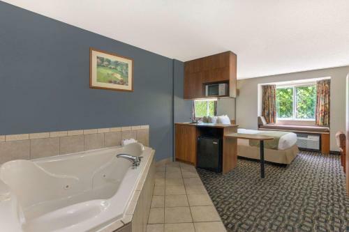 Hotel Microtel Inn & Suites By Wyndham Brunswick
