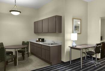 Best Western Plus Hotel & Suites Airport South