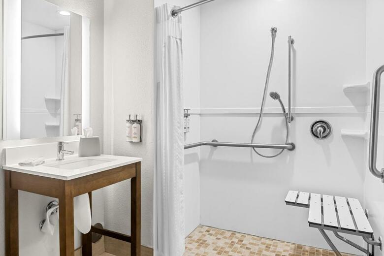 Holiday Inn Express Hotel & Suites Savannah Midtown