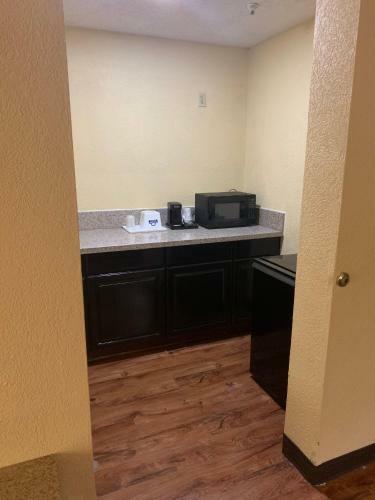 Hotel Days Inn And Suites Savannah