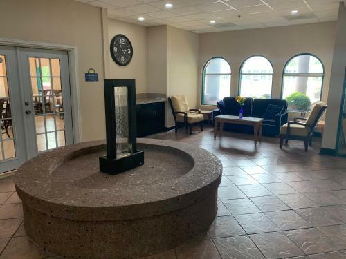 Hotel Days Inn And Suites Savannah