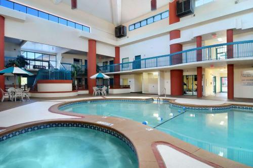 Hotel Days Inn And Suites Savannah