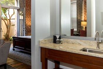 Bed & Breakfast East Bay Inn