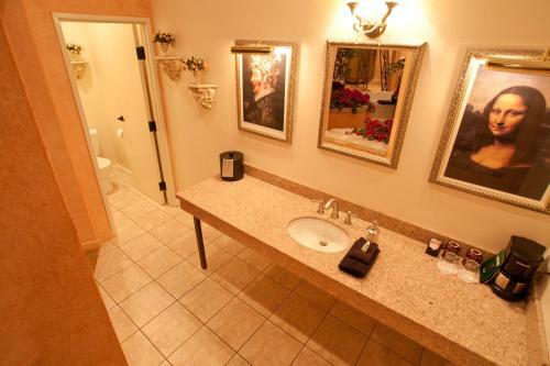 Hotel Destinations Inn Theme Rooms