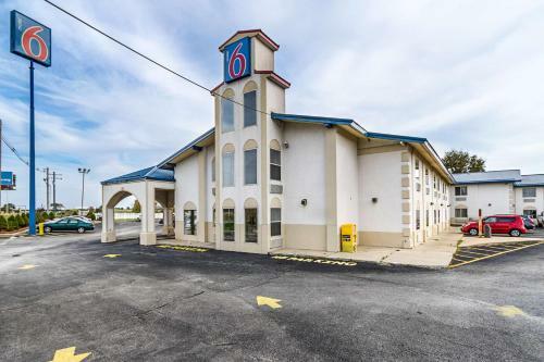Motel 6 - Urbana