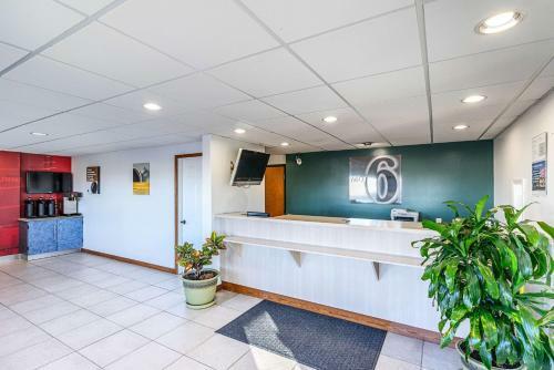 Motel 6 - Urbana