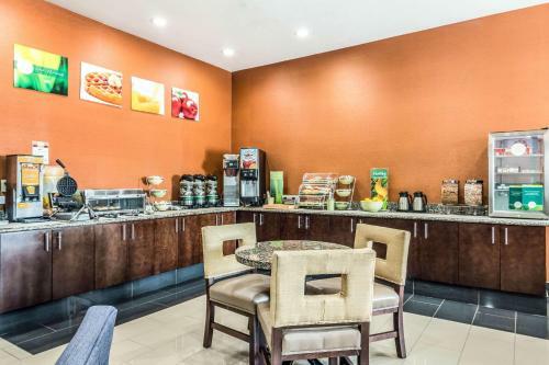 Hotel Quality Inn & Suites