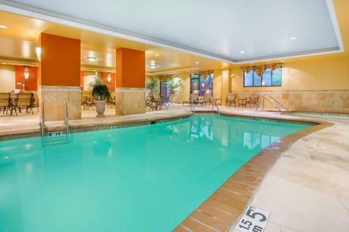 Holiday Inn Express Hotel & Suites Bloomington