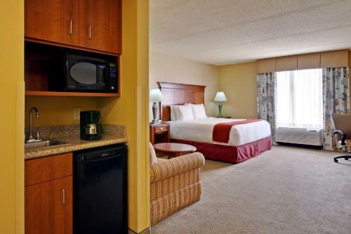 Holiday Inn Express Hotel & Suites Bloomington