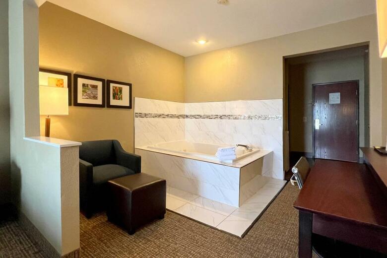 Hotel Comfort Suites North Fort Wayne