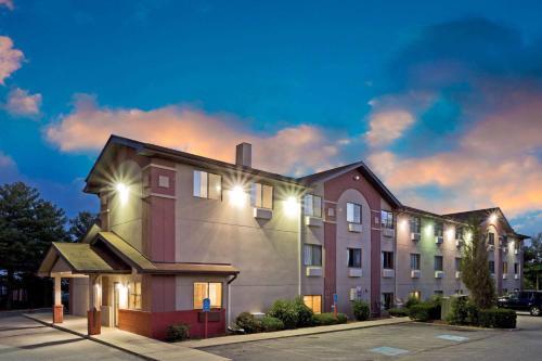 Hotel Super 8 Lexington Park/california Area