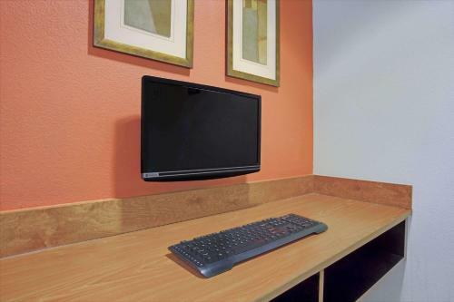Hotel Days Inn And Suites Laurel
