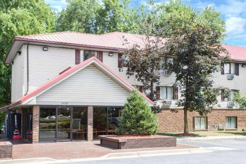 Super 8 Motel Waldorf