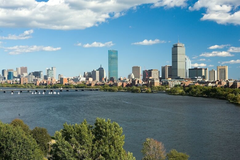 Hotel Hyatt Regency Cambridge, Overlooking Boston