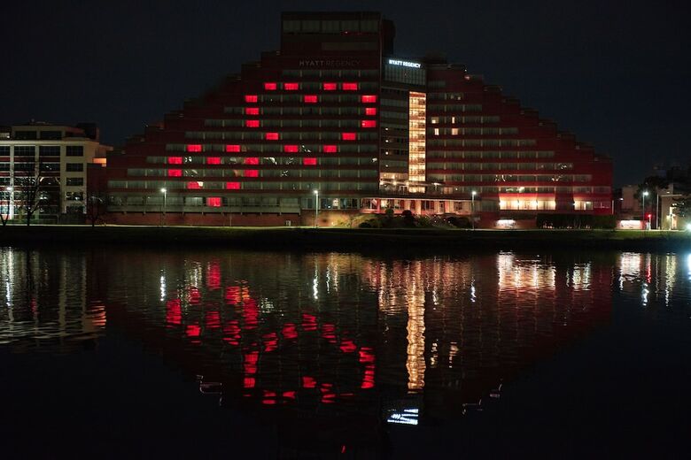 Hotel Hyatt Regency Cambridge, Overlooking Boston