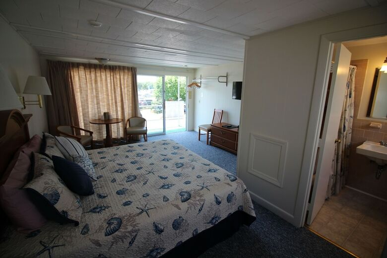 Hyannis Holiday Motel