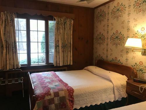 Posada 1896 House Country Inn - Brookside & Pondside