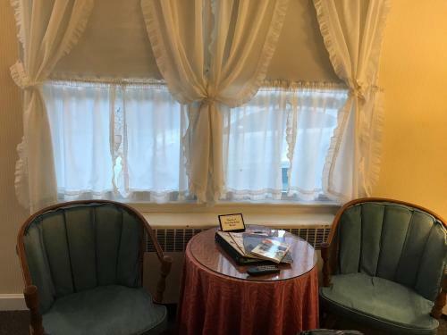 Posada 1896 House Country Inn - Brookside & Pondside