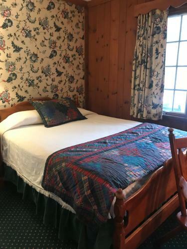 Posada 1896 House Country Inn - Brookside & Pondside