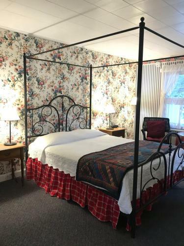 Posada 1896 House Country Inn - Brookside & Pondside