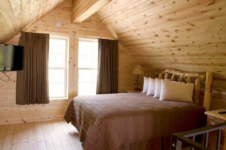 Hotel Cabins Of Mackinaw