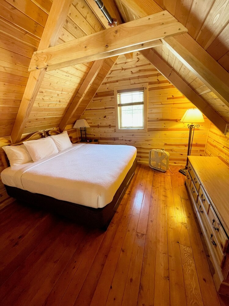 Hotel Cabins Of Mackinaw