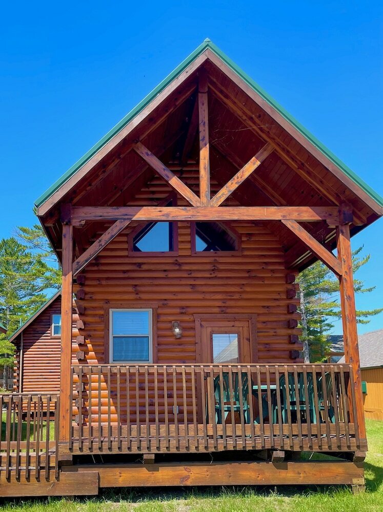 Hotel Cabins Of Mackinaw