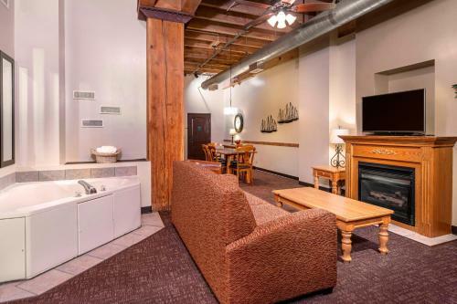 The Suites Hotel At Waterfront Plaza