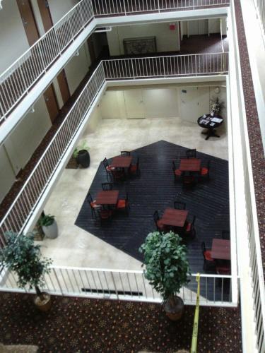 Hotel 5th Avenue Inn & Suites