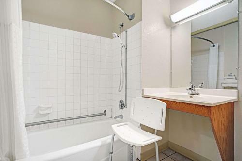 Hotel Super 8 By Wyndham Rogers Minnesota