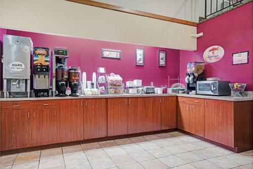 Hotel Super 8 By Wyndham Rogers Minnesota