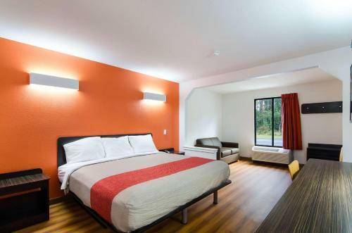 Hotel Deluxe Inn & Suites - Moss Point